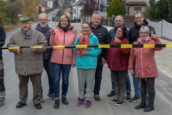 Jetzt sind die Bagger fort: Wer sich über freie Fahrt in Auerbach am meisten freut - Friedrich Fuchs (SPD/links) als Vize des Oberbürgermeisters schneidet mit Vertretern von Baufirma und Planungsbüro sowie Anwohnern das Band durch. 16 Monate Bauzeit sind beendet.