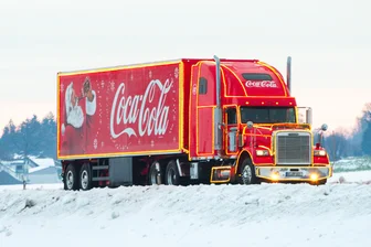 Jetzt steht es fest: Coca-Cola-Truck kommt nach Freiberg - Ein Coca-Cola-Truck im Dezember 2023 in der Nähe von München.
