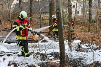 „Jetzt wird es böse“ – vierte Brandstiftung binnen weniger Tage im Erzgebirge - Die Einsatzkräfte deckten den Brand im Waldstück mit Schaum ab.