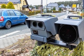 Jetzt wird es ernst: Auerbach nimmt mobilen Blitzer in Betrieb - Je nach den örtlichen Gegebenheiten, wird die Messtechnik auch außerhalb des Messfahrzeugs am Straßenrand stationiert. Wie in dieser Woche an der Schönheider Straße in Vogelsgrün.