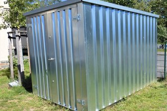 Jetzt wird’s bunt: Warum der Spielzeug-Container an der Kreyssig-Schule in Flöha bald nicht mehr silberfarben ist - Bald nicht mehr silberfarben: Unter Regie von Künstler Jens Ossada wird der Container an der Kreyssig-Schule bunt.
