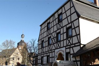 Jetzt wird‘s deftig: Schlachtfest steigt am Wochenende in Theuma - Der Bauernmarkt der Agrargenossenschaft in Theuma. Im Hintergrund die Maria-Magdalenenkirche.