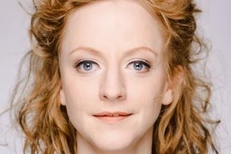 Jetzt wird wieder vorgelesen - Julia Hell steht auf der hiesigen Theaterbühne.