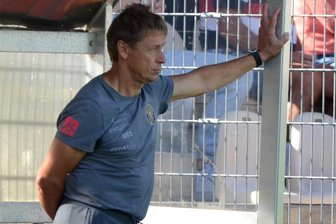 Jetzt wo es läuft: Fußball-Oberligist VfB Auerbach muss weitere Schlüsselspieler abgeben - Auerbachs Trainer Sven Köhler wird auch in der nächsten Saison gefordert. Seine Mannschaft muss sich neu aufstellen.