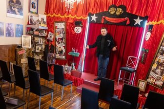 Jo Everest: Kultur ist nicht der Prellbock - Da hilft Jo Everest alias Jens-Uwe Günzel auch alle Zauberkunst nichts: Die Stühle in seinem 1. Theater für Magie und Illusion im Erzgebirge bleiben leer.