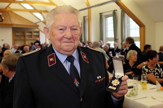 Joachim Steiner aus Rittersgrün, seit 70 Jahren bei der Feuerwehr: „Auf Kameradschaft kommt’s an“ - Joachim Steiner aus Rittersgrün wurde jetzt für 70 Jahre treue Dienste in der Feuerwehr mit dem Ehrenkreuz des sächsischen Landesfeuerwehrverbands ausgezeichnet. Der heute 87-Jährige war 1953 in seinem damaligen Wohnort Pöhla in die Feuerwehr eingetreten.