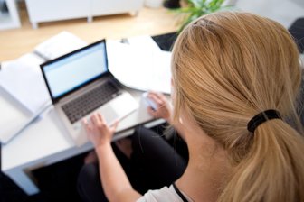 Job-Betrug in Sachsen: Rentnerin verliert Tausende Euro - Achtung Job-Scamming.