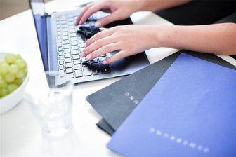 Job-Bewertungen im Internet: So schneiden Firmen aus der Region Zwickau ab - Wie Firmen auf Arbeitgeber-Bewertungsplattformen im Internet mit Kritik umgehen, spielt heutzutage für Jobsuchende eine große Rolle.