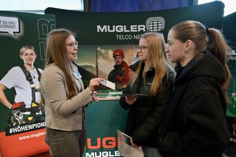 Job-Dating in der Stadthalle Zwickau: Worauf Firmen bei Bewerbern wirklich Wert legen - Bei Mugler S.E. in Oberlungwitz – im Bild (von links) Personalreferentin Michelle Leitl im Gespräch mit Jasmin Bittner und Lilly Treml – vertraut man auf Praktika. Dazu auf Kontakte, die über die Berufsorientierung an Schulen zustande kommen.
