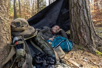 Job gekündigt aus Liebe zum Survival: Warum ein Vogtländer so gern im Wald lebt - Outside-Seeker Sven Gerbeth hat ein Tarp gespannt und sein Lager aufgebaut. Alles, was man für Bushcraft braucht, lehrt er in Survivalkursen.