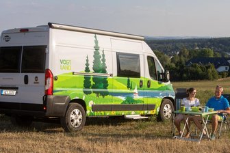 Job gekündigt für ein Abenteuer: Vogtländer reisen im Vogtland-Mobil durch Europa - Mit offiziellem Landkreis-Logo und passender Landschafts-Folierung auf ihrem Caravan fallen Andrea und Ralf Zobel nicht nur auf, ein bisschen Heimat reist so immer mit.