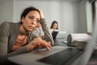 Job nervt? So bleiben Sie in schwierigen Phasen motiviert - Sie brauchen neue Motivation im Job? Dann können kleine Perspektivwechsel helfen, Prioritäten neu zu ordnen.