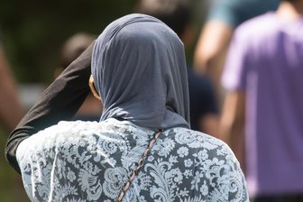 Job-Suche für Asylbewerber: „Es gibt im Vogtland leider immer noch Schwierigkeiten, eine Frau mit Kopftuch an der Kasse zu akzeptieren“ - Im Vogtland gibt es noch immer ein Akzeptanzproblem von Frauen mit Kopftuch in der Öffentlichkeit, sagt der Zuständige für Integration beim Jobcenter.