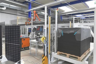 Jobbörse nach Meyer-Burger-Aus in Freiberg: Das sollten Interessenten wissen - Meyer Burger hat in Freiberg die Produktion gestoppt und rund 500 Mitarbeitern gekündigt.