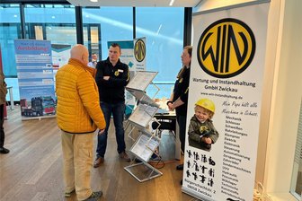 Jobbörse zum Jahreswechsel: In der Autostadt Zwickau werden Testfahrer gesucht - Tony Friedrich (Mitte) und Sabrina Klinkenberg (rechts) von der Zwickauer Firma Win nutzen die Fachkräftebörse im Rathaus, um Arbeitnehmer für Jobs in der Firma zu interessieren.