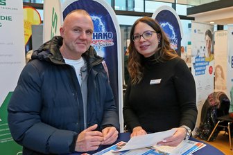 Jobchancen auf dem Tiefpunkt: Zwickauer Fachkräftebörse als Hoffnungsschimmer - Mario Bota informiert sich bei Maxi Schubert über die Jobchancen bei Ebehako Zwickau.