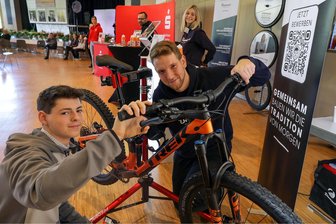 Jobmesse für Westsachsen in Glauchau: Wo die Generation Z auf ihre künftigen Arbeitgeber trifft - Als begeisterter Enduro-Radfahrer kann sich Jonas Brödner (l.) aus St. Egidien eine Ausbildung bei Diamant in Hartmannsdorf vorstellen. Paul Morgenstern, angehender Zweiradmechatroniker (r.), berichtete am Messestand von der Ausbildung und dem Klima in der Firma.