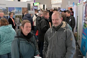Jobmesse im Erzgebirgsstadion in Aue erlebt Ansturm: „Auffällig, dass auf einheimischem Arbeitsmarkt vieles im Umbruch ist“ - Monique und Robert Aurich aus Lauter gehörten zu den Besuchern der Messe Job und Karriere. Er sucht aktuell nach einem neuen Job, nachdem er seinen nach zwölf Jahren bei Aweba verloren hat.