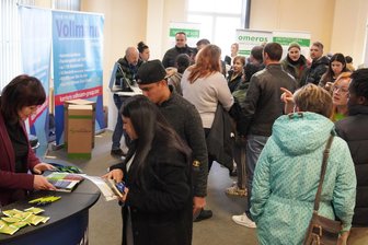Jobmesse informiert Zugewanderte und Geflüchtete über Perspektiven im Erzgebirge - mit dabei sind Klinik, Siemens und Co. - Gut angenommen worden ist der „Job-Kontakt“ im Herbst 2024 in Aue - nun findet eine ähnliche Veranstaltung in Stollberg statt.
