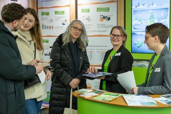 Jobmesse zwischen den Feiertagen – Wie im Erzgebirge um Fachkräfte geworben wird - Nadine Ullmann (2. v. r.) im Gespräch im Annett Trifan am Stand der Wirtschaftsförderung Erzgebirge auf der Jobmesse am Montag in Annaberg.