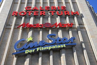 Jobs, Gutscheinkarten und Bonuspunkte: Die Folgen des Weggangs von Saturn aus Chemnitz - Das Media-Markt-Logo hängt bereits über dem Eingang an der Galerie Roter Turm.