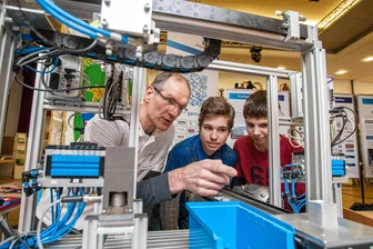 Jobsuche mit Robotern und Speed-Dating: Limbach-Oberfrohna geht ungewöhnliche Wege bei der Suche nach Fachkräften - Von 9 bis 13 Uhr können sich Jugendliche am Samstag in der Stadthalle über Ausbildungsberufe informieren – wie hier am Stand der Bildungs-Werkstatt Chemnitz.