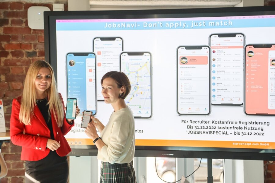 Jobsuche wie bei Tinder: Die neue App aus Chemnitz - Nataliya Vogel (links) und Natalia Illarionova arbeiten im Marketing der Firma app-concept.com und wollen in der nächsten Zeit die App Jobsnavi unter Arbeitskräften und Firmen bekannter machen. 