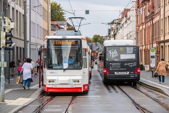 Jobtickets für HBK und Co. in Zwickau: Fahren Angestellte bald günstiger Bus und Bahn? - Das Zwickauer BSW will das Fahren mit Bus und Bahn für Angestellte städtischer Unternehmen günstiger machen.
