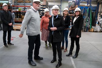 Jobturbo: Warum es in einer Leisniger Firma mit der Integration funktioniert - Bei einem Unternehmensbesuch in Leisnig führte AEL-Seniorchef Erhard Münch (vorn) unter anderem die Agenturchefin Kathrin Groschwald (3. v. r.) und die Jobcenter-Geschäftsführerin Martina Neubert (4. v .r.) durch den Betrieb.