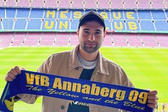 Jobvermittlung auf dem Fußballplatz - Im weltberühmten Stadion Camp Nou in Barcelona hält Kurt Seelig die Farben des VfB Annaberg hoch.