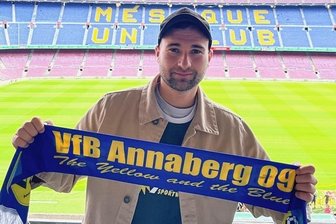 Jobvermittlung auf dem Fußballplatz - Im weltberühmten Stadion Camp Nou in Barcelona hält Kurt Seelig die Farben des VfB Annaberg hoch.