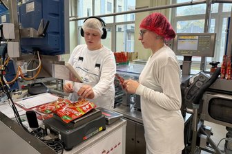 Jobwechsel für einen Tag bei Diakonie und Unilever in Auerbach - Mitarbeiter der Diakonie und des Unilever-Werks haben einen Tag lang ihren Arbeitsplatz getauscht.