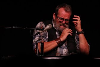 Jochen Malmsheimer in Zwickau: Urkomisches Plädoyer fürs Lesen - Das Gesicht von Jochen Malmsheimer trägt seinen Teil zu den Geschichten bei. Am Freitag hatte er in Zwickau die Lacher auf seiner Seite.