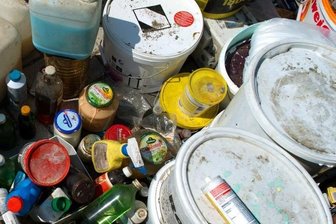 Jocketa: Unbekannte entsorgen Sondermüll neben Dorfteich -