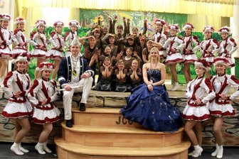 Jocketaer Sporthalle wird am Wochenende zum Dschungel - Umrahmt von den Minis und der Funkengarde blickt das Prinzenpaar der 55. Session in Jocketa, Prinzessin Linda I. und Prinz Nick I., in die Kamera.
