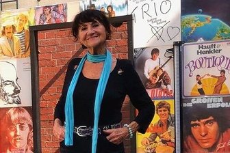 Jodelstar Susi Schuster schreibt auch Gedichte - Susi Schuster auf der Bühne im Hof des Horchmuseums.