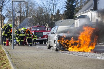 Jöhstadt: Hilfe nach Autobrand kommt spät - Wegen eines technischen Defekts stand am Dienstag ein Auto in Jöhstadt in Flammen