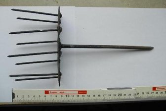 Jöhstadt: Nagelplatte im Gras versteckt - Diese Nagelplatte wurde sichergestellt.