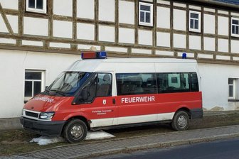 Jöhstadts Bürgermeister darf Feuerwehrauto kaufen - Für diesen Ford Transit soll die Freiwillige Feuerwehr Steinbach einen Ersatz bekommen. Er wurde seit 2010 von den Steinbachern als Einsatzleit- und Mannschaftstransportwagen genutzt.