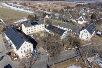 Jöhstadts Räte erwärmen sich für Energiekonzept - Für das Areal mit Erbgericht, Wohnblock, Turnhalle und Grundschule (von links) wurde ein gemeinsames Energiekonzept erstellt.