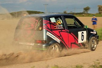 Jöhstädter Rallyteam an der Spitze - Nicht ohne Beulen geblieben, dafür aber den Sieg gebracht: Der Fiat Cinquecento von Alexander und Cornelia Klemm.