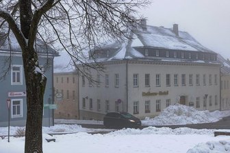 Jöhstädter sorgen sich um die Zukunft des Rathaus-Hotels - Das Rathaus-Hotel ist geschlossen und wurde verkauft. Mit seinem stark sanierungsbedürftigen Saalanbau steht es an einer Ecke des Jöhstädter Markts und ist eines der stadtbildprägenden Gebäude. 