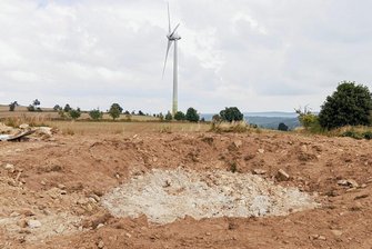 Jöhstädter Windpark: Warum reißen Stadt-Angestellte ein Windrad-Fundament heraus? - Hier stand einst ein Windrad. Nach dem Abbau blieben Teile des Fundaments zurück, die von Bauhofmitarbeitern entfernt wurden. 