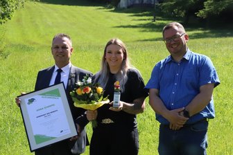 Jöhstädterin erhält Titel „Ehrenamt des Monats“ für Tierschutz - Adina Schrepel nach der Auszeichnung mit Landrat Rico Anton (li.) und dem Jöhstädter Bürgermeister André Zinn.