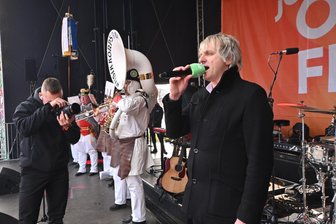 Jörg Klaffenbach zum MDR-Jump-Osterfeuer: „Das hat unserer Region richtig gutgetan“ - Bürgermeister Jörg Klaffenbach löste die mit dem Voting-Sieg verbundene Wette ein und sang auf der Bühne das Steigerlied.