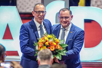 Jörg Urban mit 92 Prozent zum AfD-Spitzenkandidaten gewählt - Wollen die AfD in Sachsen in die Landesregierung führen: Spitzenkandidat, Landes- und Landtagsfraktionschef Jörg Urban und Bundestagsfraktions- und Bundeschef Tino Chrupalla (rechts).