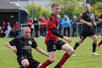 Jößnitz jetzt Jäger Nummer 1 - Luis Lennert Wolf (vorn) gewann mit seiner SG Jößnitz das vierte Spiel in Folge und erzielte das 4:0 für die Hausherren. Marcel Dasinger (links) kommt hier zu spät gegen den Torschützen und verlor mit seinem BC Erlbach das vierte Mal in Folge.