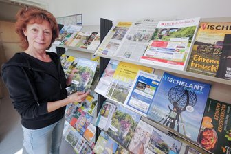 Jößnitz will mit Teamgeist und Innovation seinen Status als Erholungsort verteidigen - Ramona Koch berät in Jößnitz auch Touristen. Im Gemeindeamt ist die örtliche Tourist-Information untergebracht.