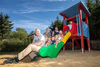 Jößnitzer Kita Gänseblümchen freut sich über sanierten Rutschenturm - Die Mädchen und Jungen der Kita Gänseblümchen in Jößnitz freuen sich über den sanierten Rutschenturm.