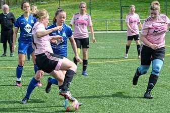 Jößnitzerinnen kassieren 0:5-Niederlage in Derby - Die Rodewischerin Sabine Greese (links) behauptet den Ball gegen die Jößnitzerin Nina-Renee Kirchner.